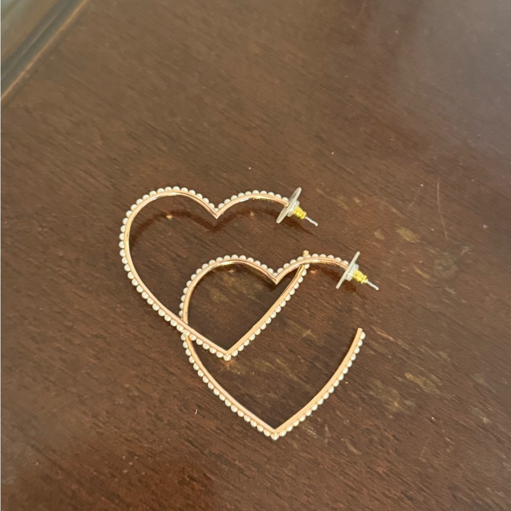 HP! Adorable heart earrings with pearls stubbed around edges!